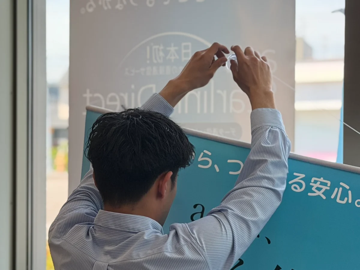 展示コーナーのPOPを調整する様子