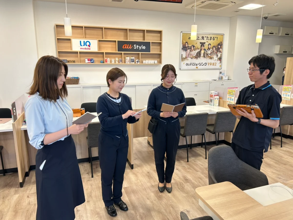 スタッフ同士でノートや資料を確認している様子
